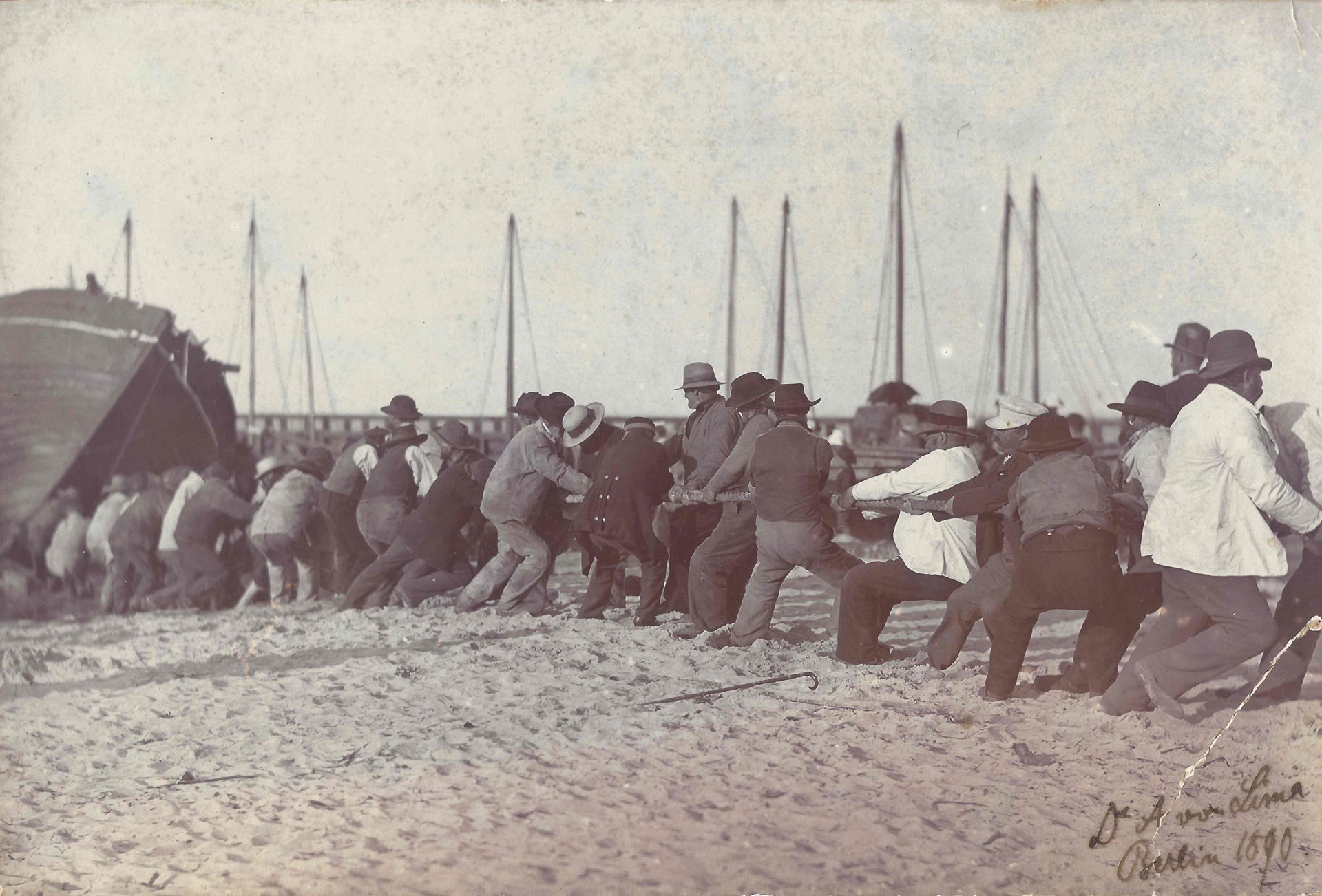 optrækning-af-skib-Hornbaek-havn-aar-1890 Hornbæk i billeder, 1890, optrækning af skib Hornbæk havn år